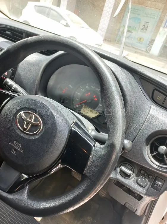 Toyota Vitz 2017 for Sale in Karachi Image-1