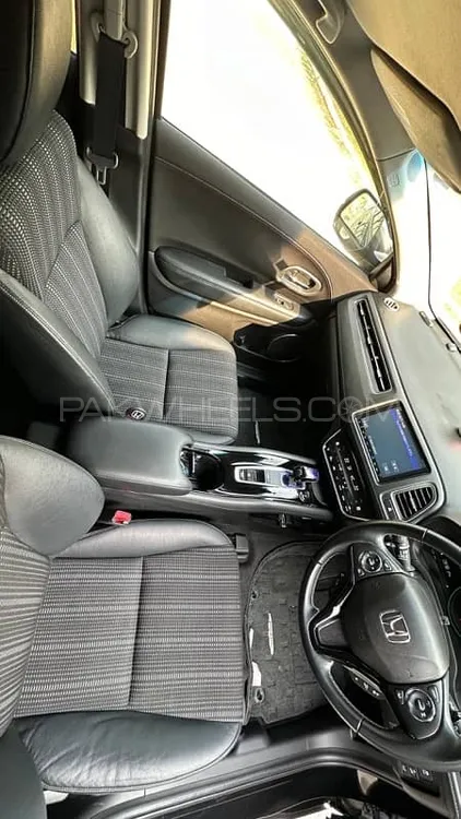 Honda Vezel 2017 for Sale in Lahore Image-1