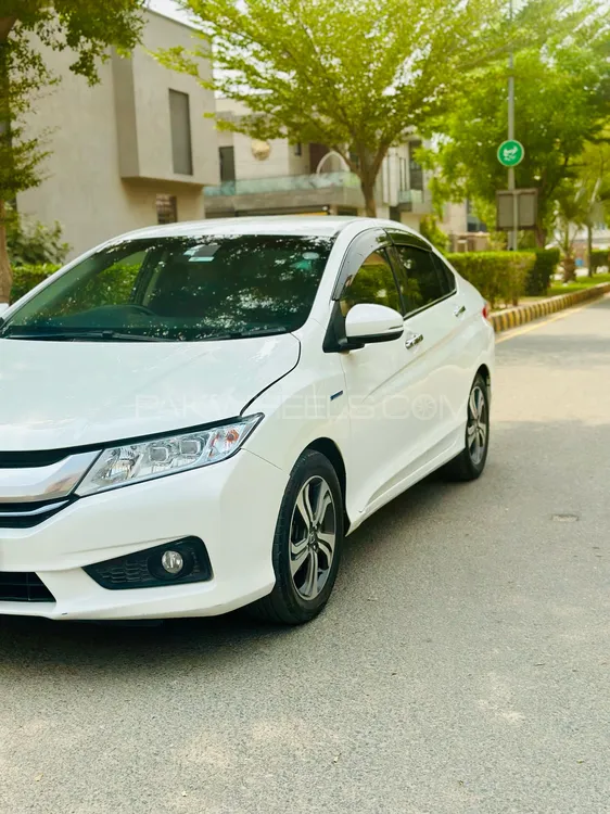 Honda Grace Hybrid 2017 for Sale in Faisalabad Image-1