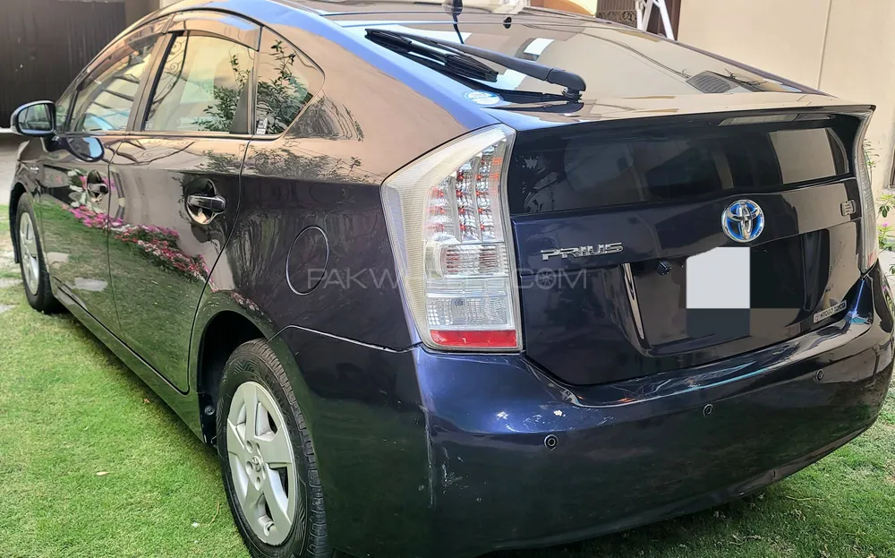 Toyota Prius 2011 for Sale in Lahore Image-1