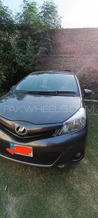 Toyota Vitz 2012 for Sale in Mardan Image-1