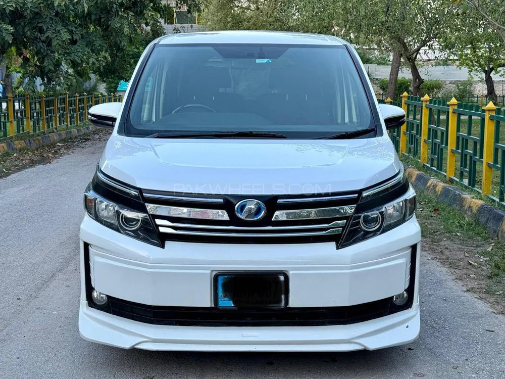 Toyota Voxy 2015 for Sale in Islamabad Image-1