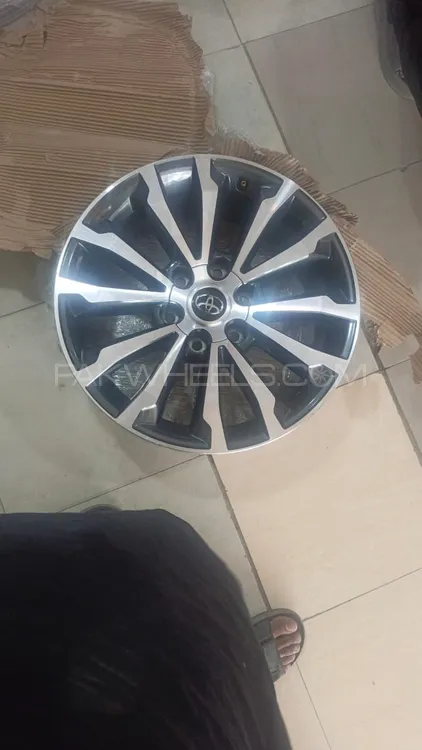 prado 19 inch genuine rims  Image-1