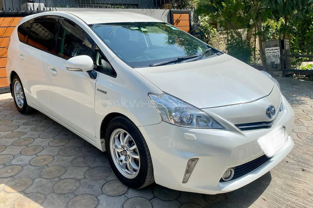 Toyota Prius Alpha 2011 for Sale in Islamabad Image-1