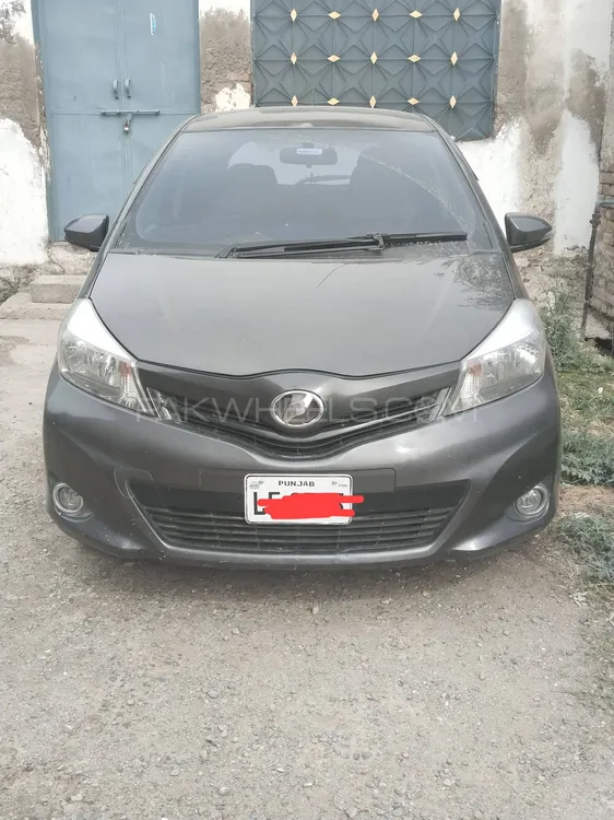 Toyota Vitz 2012 for Sale in Mardan Image-1