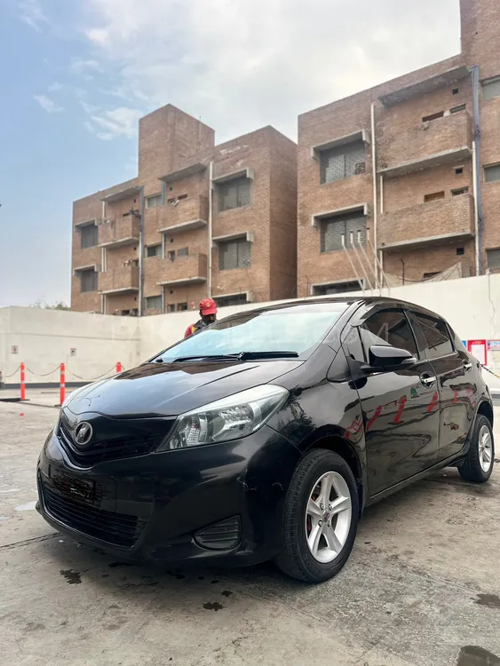 Toyota Vitz 2012 for Sale in Peshawar Image-1