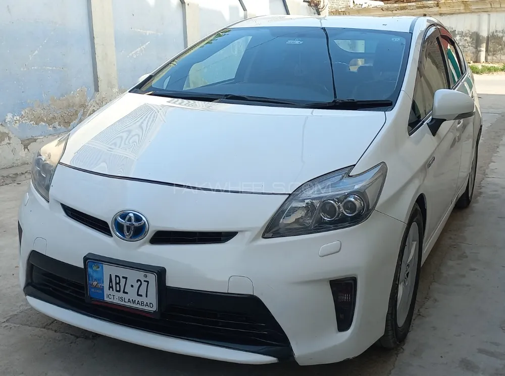 Toyota Prius Alpha 2012 for Sale in Peshawar Image-1