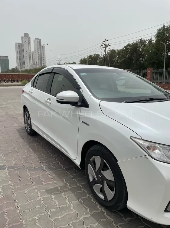 Honda Grace Hybrid 2015 for Sale in Karachi Image-1