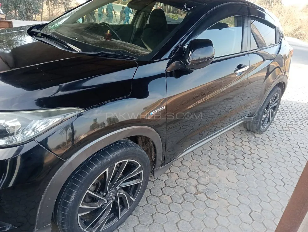 Honda Vezel 2015 for Sale in Khanewal Image-1