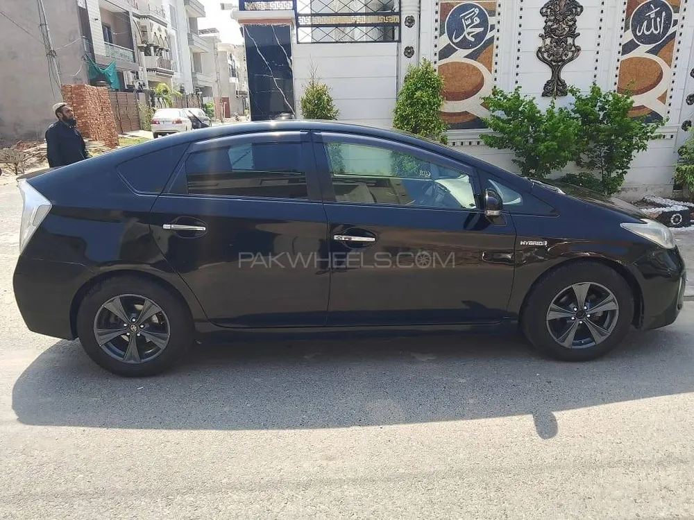 Toyota Prius 2012 for Sale in Lahore Image-1
