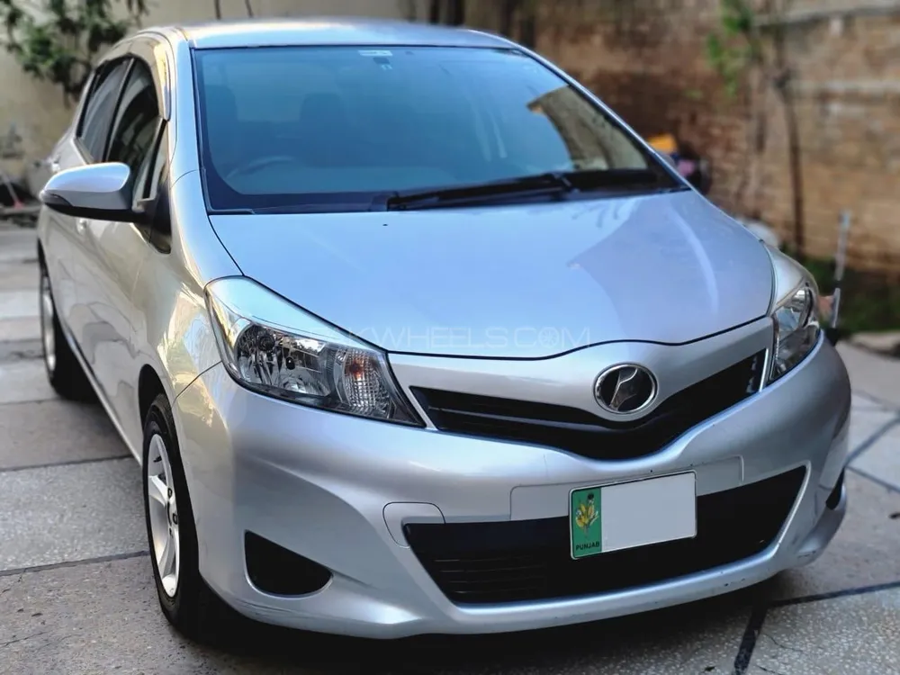 Toyota Vitz 2013 for Sale in Gujrat Image-1