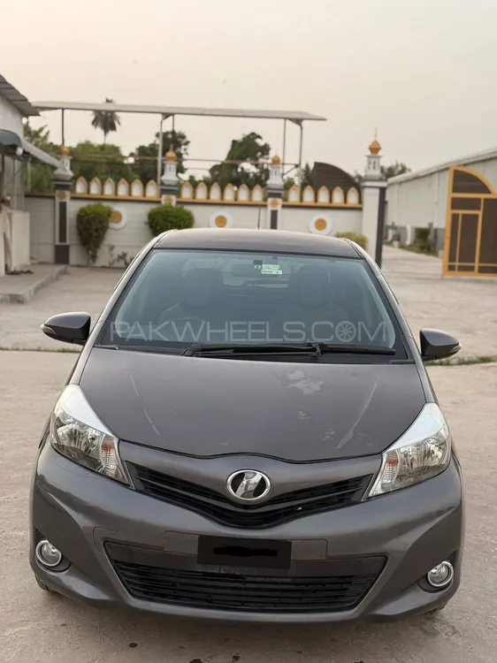 Toyota Vitz 2011 for Sale in Dera ismail khan Image-1