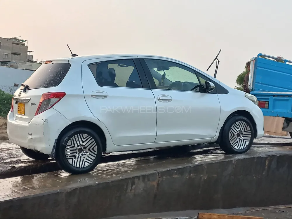 Toyota Vitz 2012 for Sale in Karachi Image-1