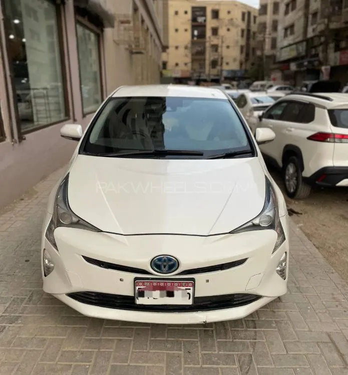 Toyota Prius Alpha 2018 for Sale in Karachi Image-1