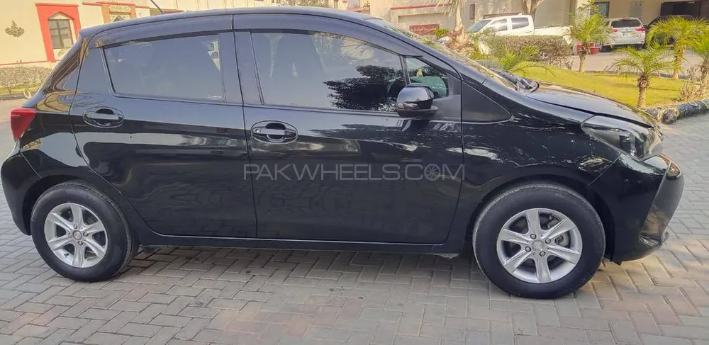 Toyota Vitz 2015 for Sale in Lahore Image-1