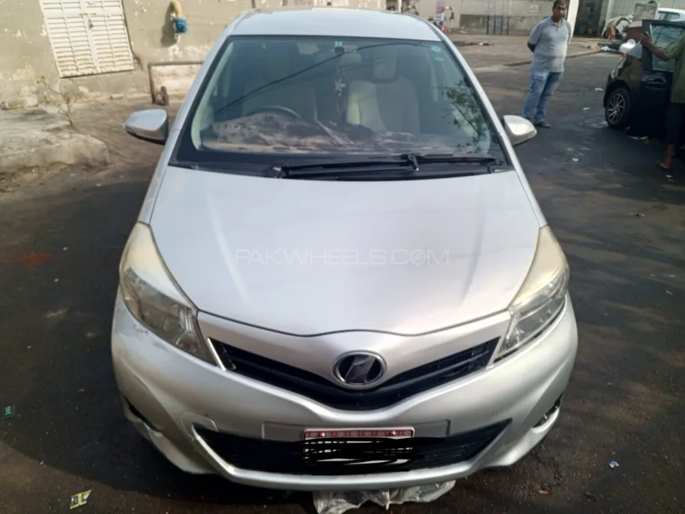 Toyota Vitz 2014 for Sale in Karachi Image-1