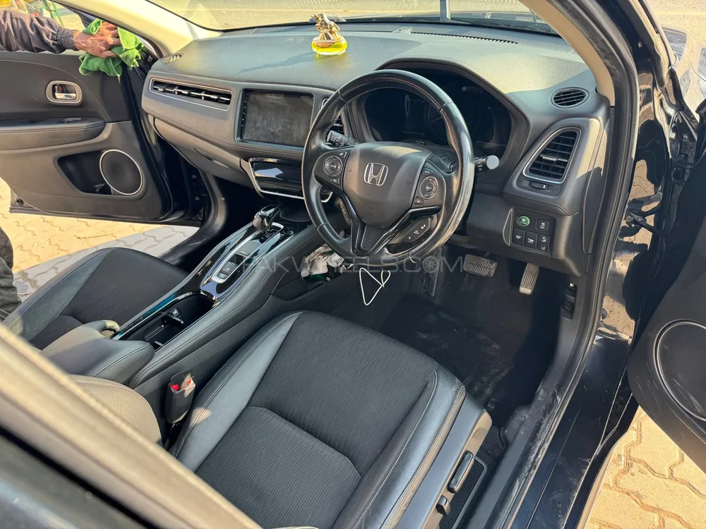 Honda Vezel 2018 for Sale in Sambrial Image-1