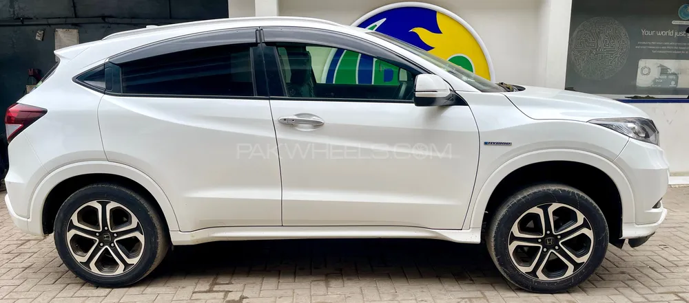 Honda Vezel 2015 for Sale in Karachi Image-1