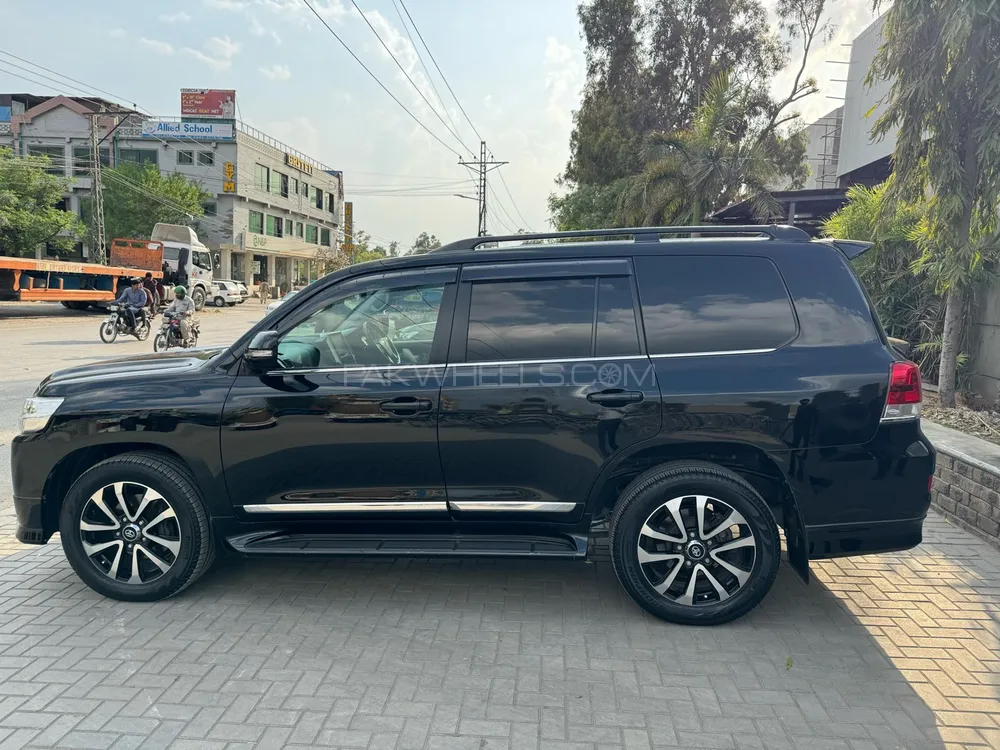 Toyota Land Cruiser 2016 for Sale in Islamabad Image-1