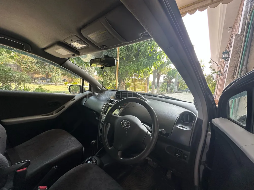 Toyota Vitz 2010 for Sale in Mardan Image-1