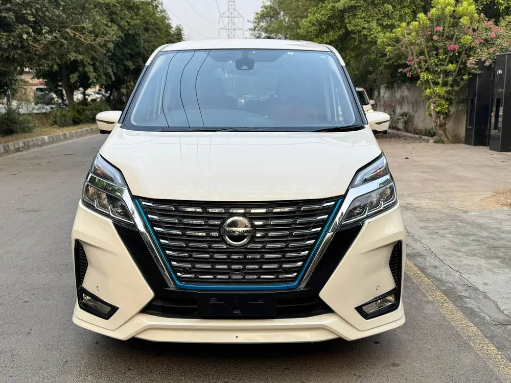 Nissan Serena 2018 for Sale in Lahore Image-1