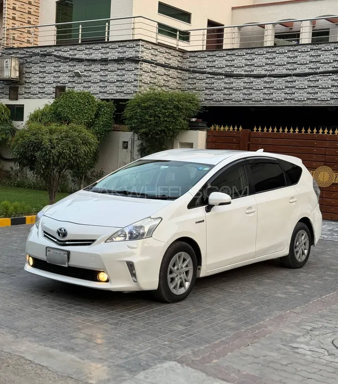 Toyota Prius Alpha 2013 for Sale in Lahore Image-1