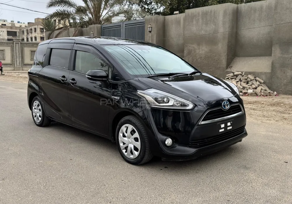 Toyota Sienta 2018 for Sale in Karachi Image-1