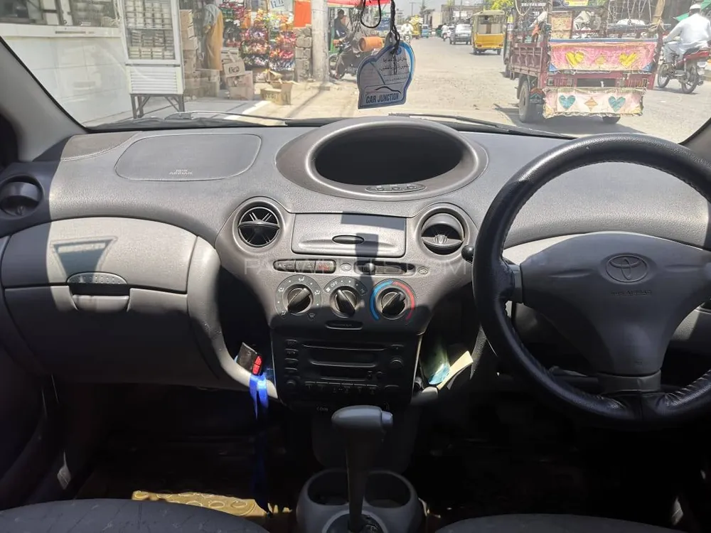 Toyota Vitz 2000 for Sale in Peshawar Image-1