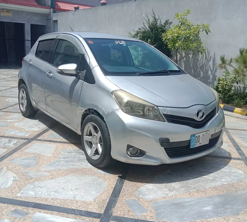 Toyota Vitz 2011 for Sale in Mardan Image-1