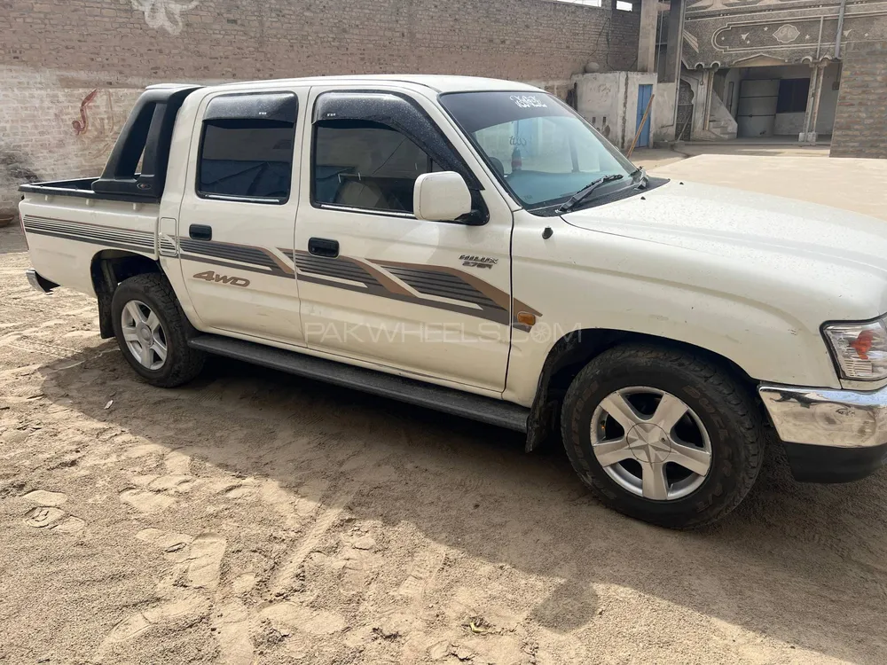 Toyota Hilux 2004 for Sale in Lakki marwat Image-1