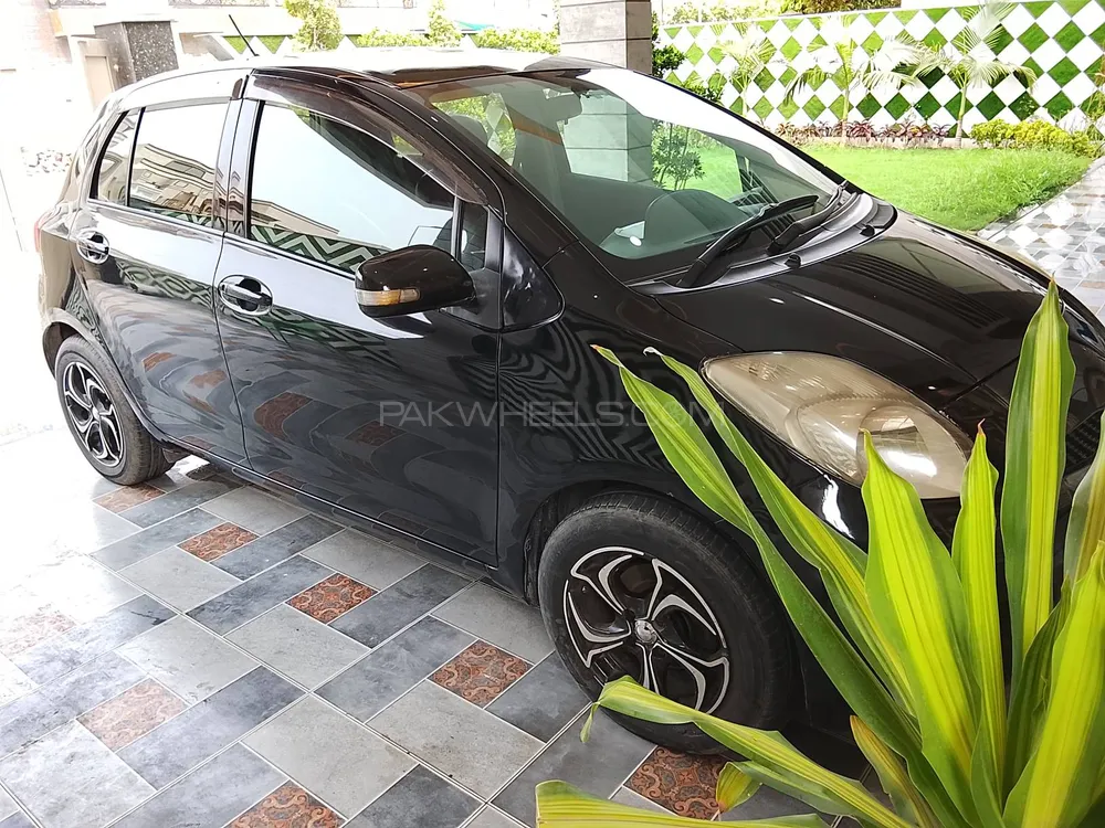 Toyota Vitz 2013 for Sale in Lahore Image-1