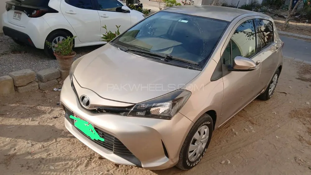 Toyota Vitz 2015 for Sale in Karachi Image-1