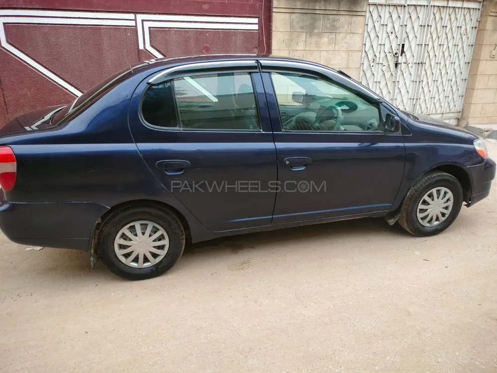 Toyota Platz 2002 for Sale in Karachi Image-1