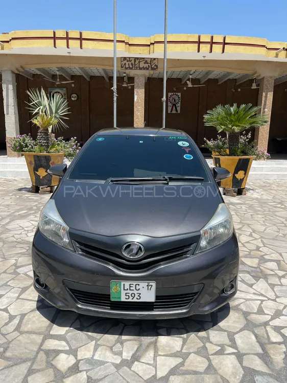 Toyota Vitz 2013 for Sale in Peshawar Image-1