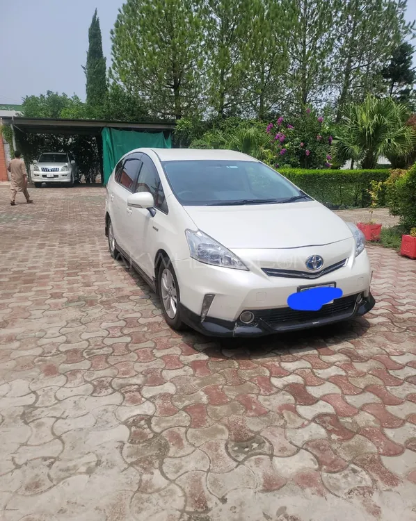Toyota Prius Alpha 2012 for Sale in Islamabad Image-1