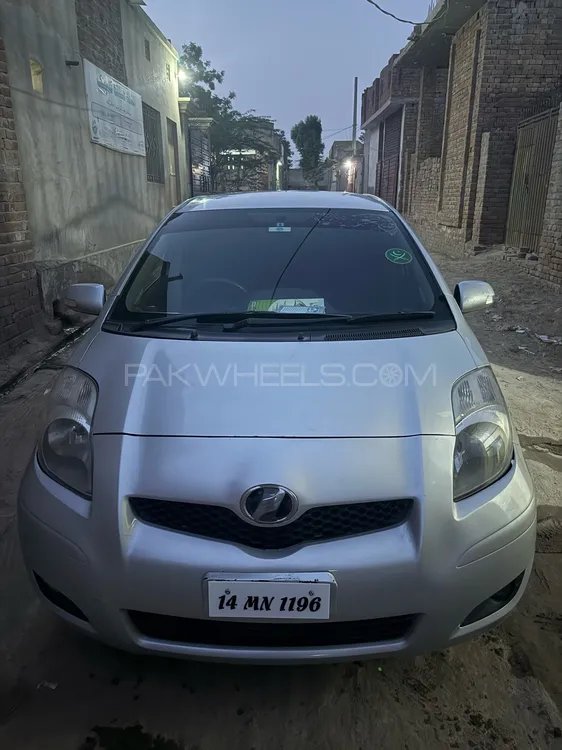 Toyota Vitz 2010 for Sale in Muzaffar Gargh Image-1