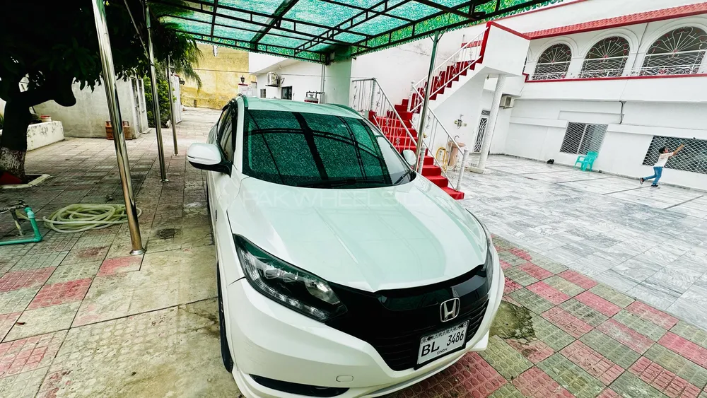 Honda Vezel 2015 for Sale in Kallar Saddiyian Image-1