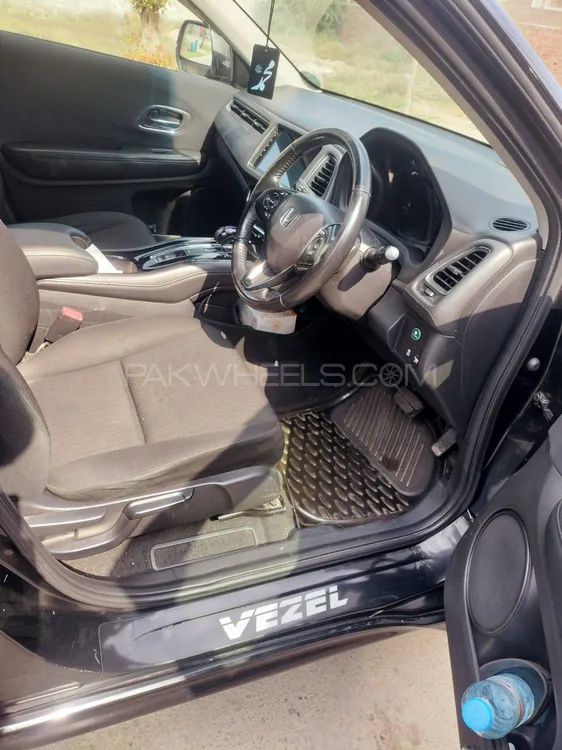 Honda Vezel 2017 for Sale in Faisalabad Image-1