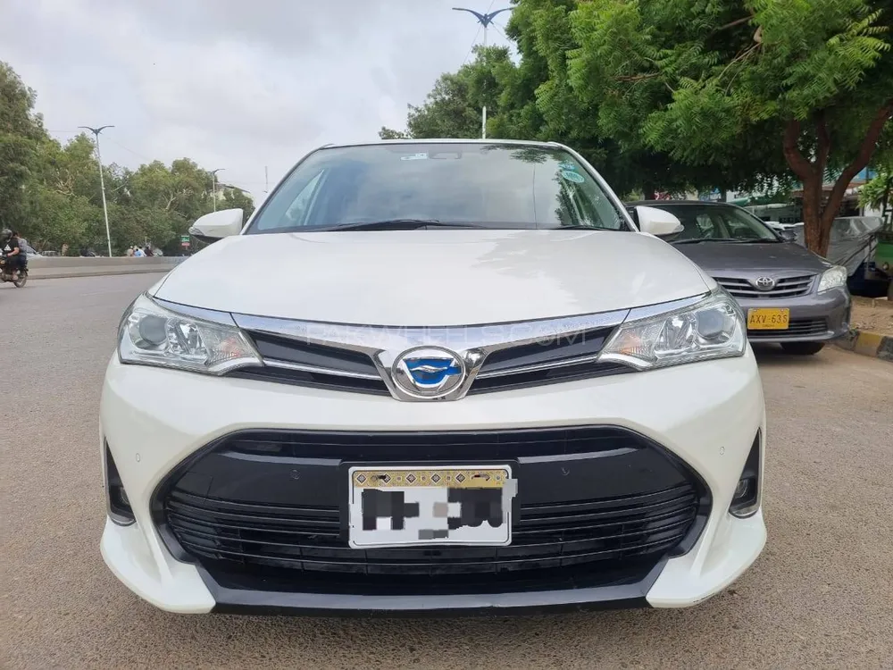 Toyota Corolla Axio 2018 for Sale in Karachi Image-1