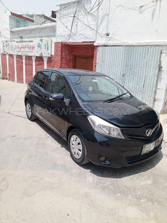 Toyota Vitz 2013 for Sale in Mardan Image-1