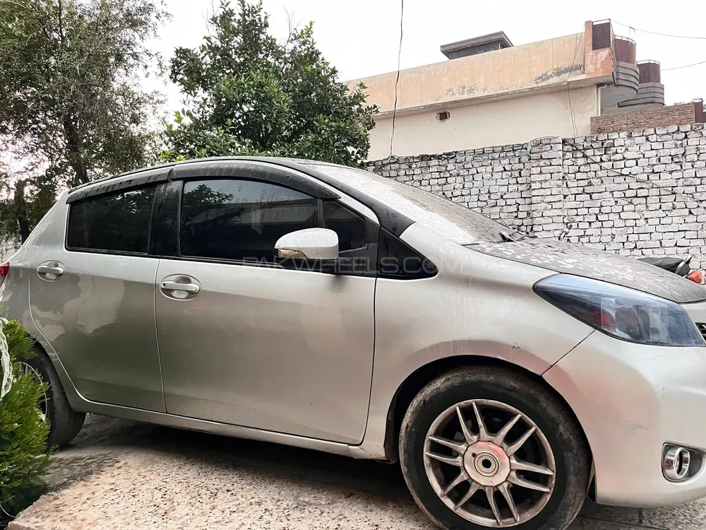Toyota Vitz 2013 for Sale in Peshawar Image-1
