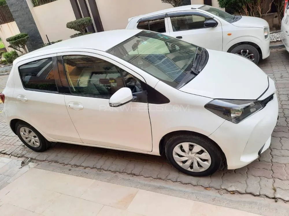 Toyota Vitz 2014 for Sale in Sialkot Image-1