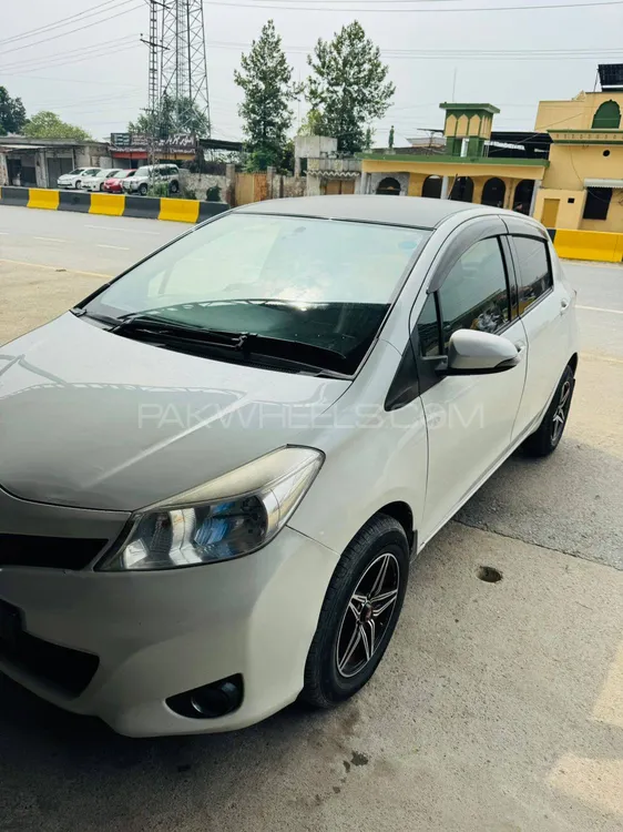 Toyota Vitz 2011 for Sale in Mardan Image-1