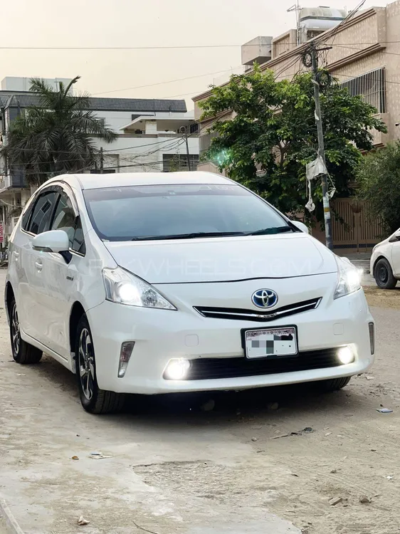 Toyota Prius Alpha 2014 for Sale in Karachi Image-1