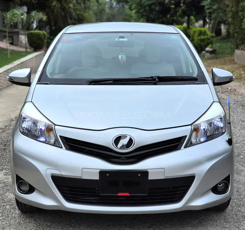 Toyota Vitz 2013 for Sale in Peshawar Image-1