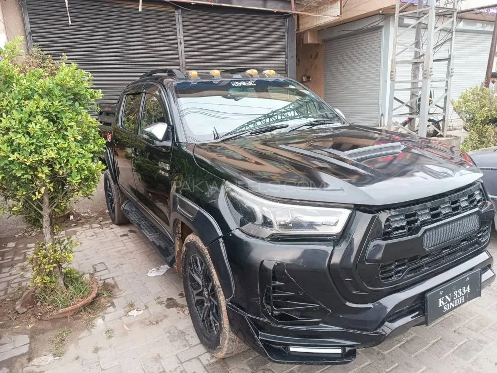 Toyota Hilux 2005 for Sale in Sambrial Image-1