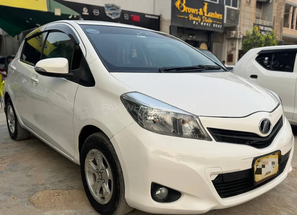 Toyota Vitz 2011 for Sale in Karachi Image-1