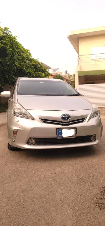 Toyota Prius Alpha 2011 for Sale in Islamabad Image-1