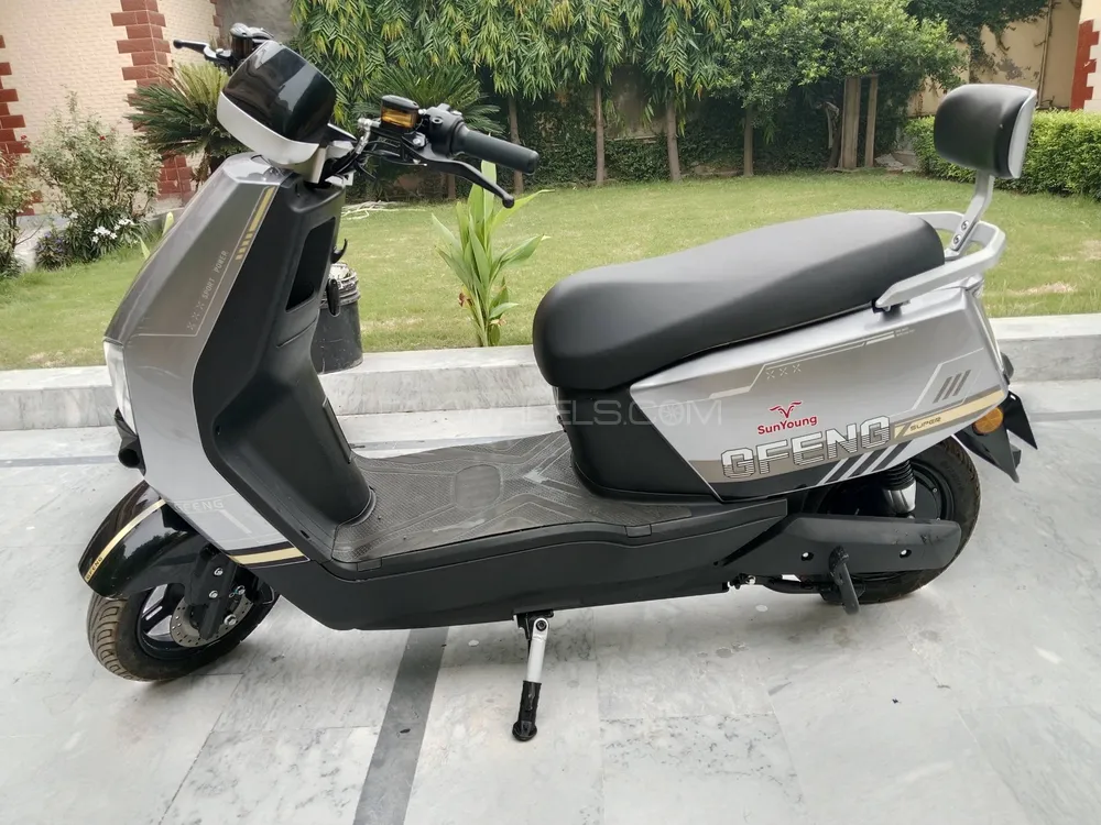 Lectrix Scooty 2025 for Sale Image-1