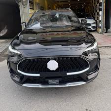 Brand new MG HS  phev  2025
Fresh delivery from showroom 
Pearl black metallic with red leather interior 
Top of the line package.